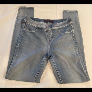 No Boundaries skinny Jean leggings.